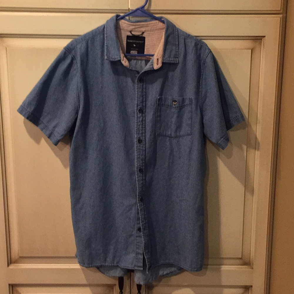 Button down short sleeve collard shirt